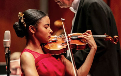 Amaryn Olmeda, Violin performs live