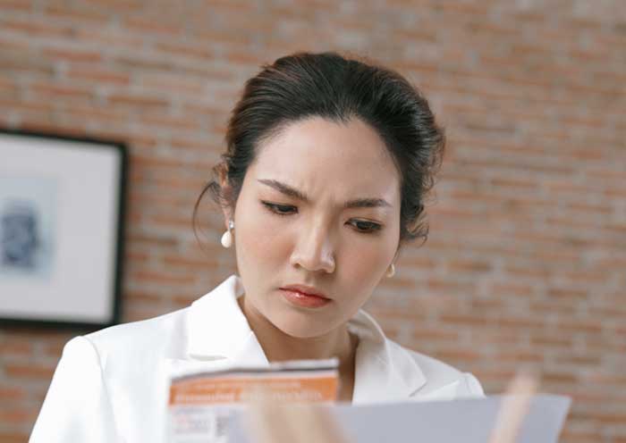 woman view credit card processing statement.